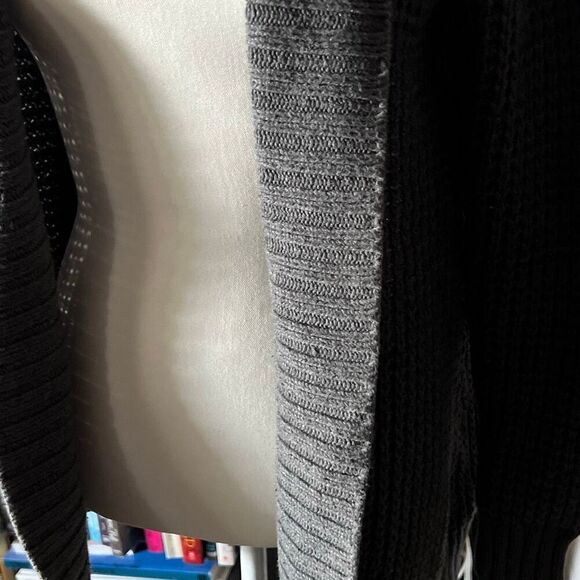 Old Navy Size XS Gray Knitted Sweater cardigan - Picture 6 of 7